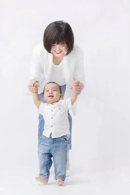 如今,蒋小涵和老公接回多年了恩爱如初.她上了很多综艺也拍了很多戏.