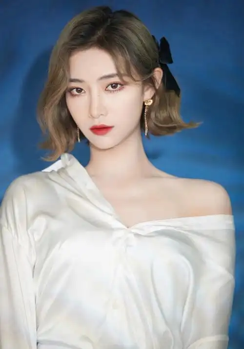 the9成员同框谢可寅粉色麻花辫可爱许佳琪绑蝴蝶结好俏皮