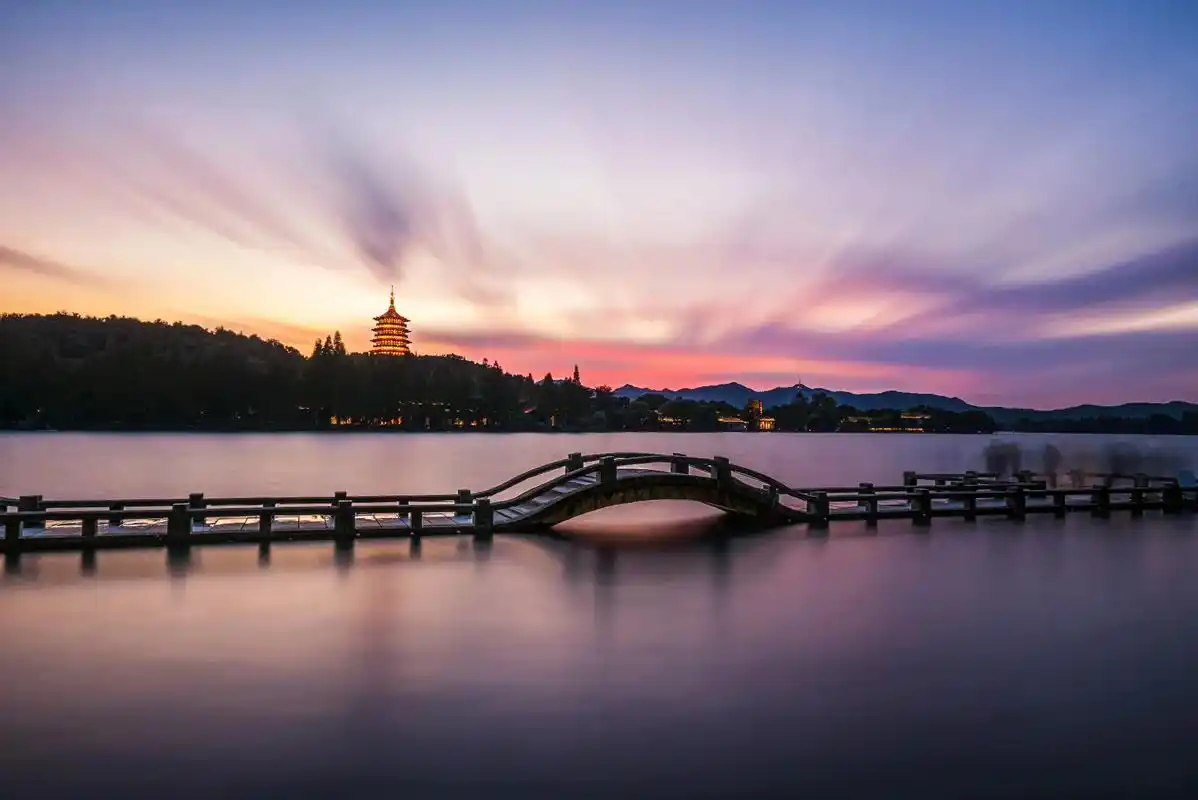 杭州西湖长桥公园攻略.长桥公园,位于浙江省杭州西湖的东南角, - 抖音