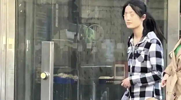 澳洲华人女子与前男友吵架崩溃,倒汽油放火烧了他和父母的房子!