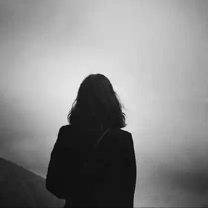 背影头像女黑白色伤感情侣短发