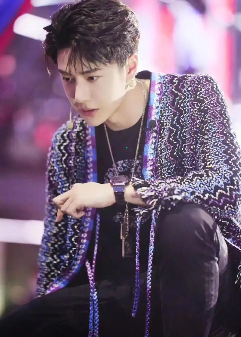 可盐可甜的爱豆  @uniq-王一博  弟弟说,看她偶像王 - 抖音