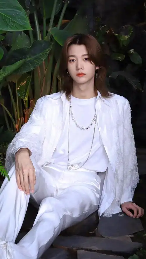 孙滢皓心动白衣穿搭眼熟的裤子原是初舞台八音盒加试预备搭配0813