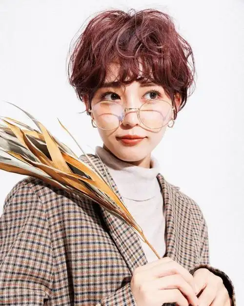 每一款都很经典关注《发型图片库》,每天分享好发型2022最火的潮短发