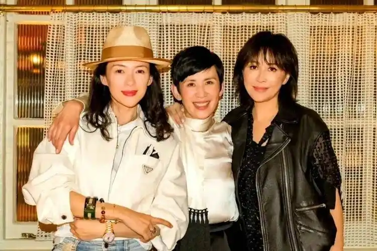 章子怡离婚后强颜欢笑,跟刘嘉玲合影打扮艳丽,胜在貌美年轻,不像她