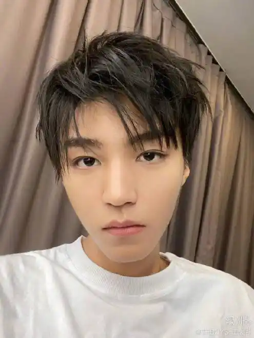 王俊凯庆开博9周年晒自拍发型凌乱难挡帅气逼人