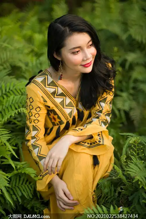 侧偏黑发红唇美女模特人物摄影原片_大图网图片素材