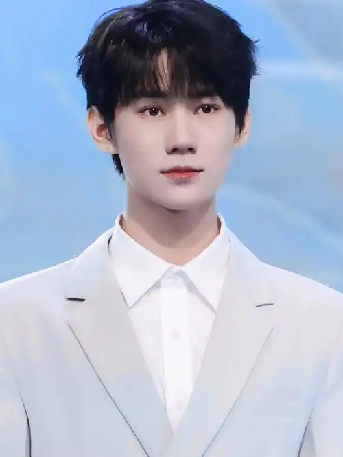 哥惊艳到的神图_时代少年团_壁纸_张真源_时代少年团张真源_素材_壁纸