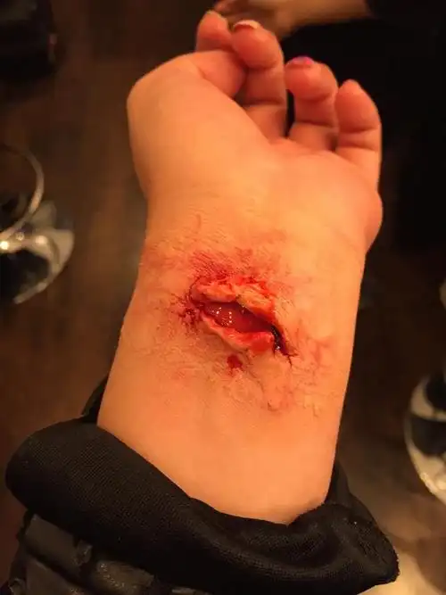 万圣节 | 5分钟做个伤口妆,流血的僵尸最迷人