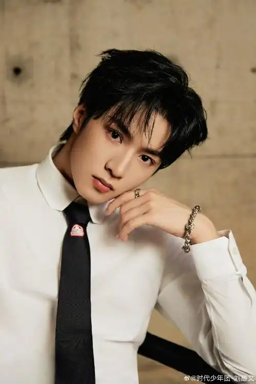 时代少年团-刘耀文#微博电影之夜#造型,身穿louis vuitton 深色暗纹