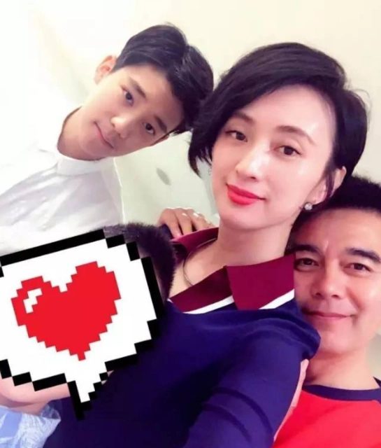 组图:好幸福!许亚军晒为小12岁妻子庆生照