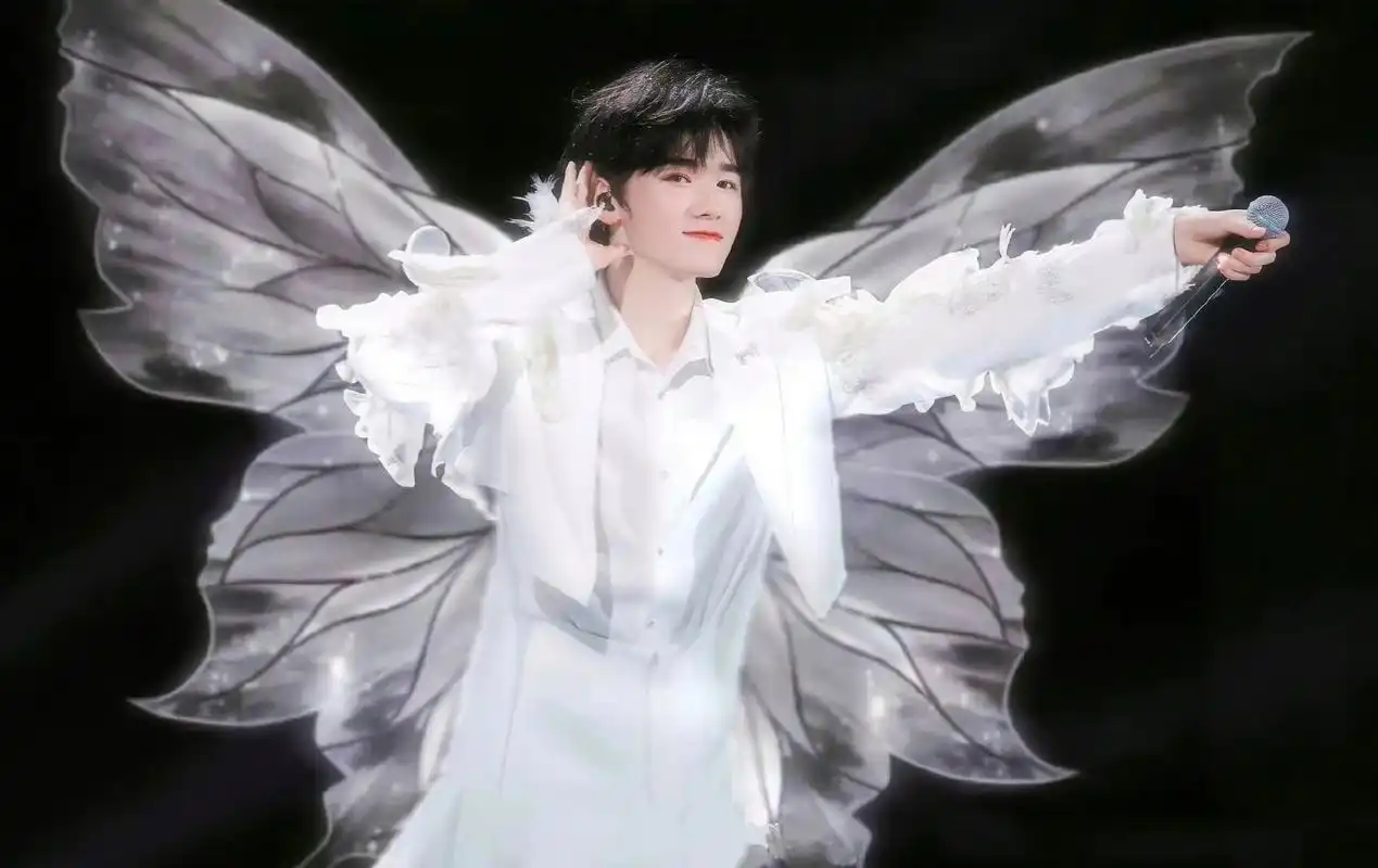 宋亚轩演唱会神图 轩轩是小天使吧!白衣小王子02