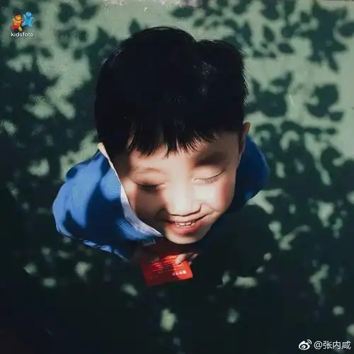 他拍下了孩子的喜怒哀乐,却被说是"恋童癖",明明照片里是我们童年最美