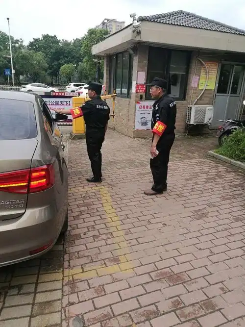 保安员在门岗值勤