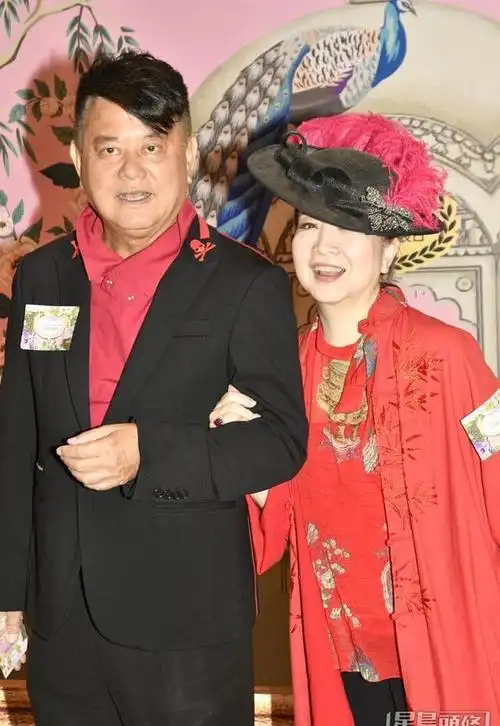 陈百祥结婚45周年甜蜜喂蛋糕,曾自嘲"绝子绝孙"因老婆不孕!