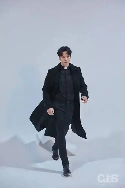 遥想当年周润发的电影里,黑大衣一穿,黑墨镜一戴,大长腿一跨,这条街最