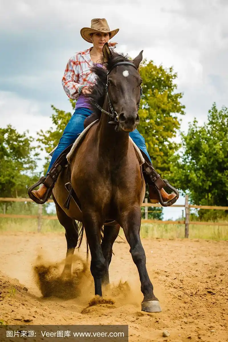 女牛仔在乡间草地上骑马
