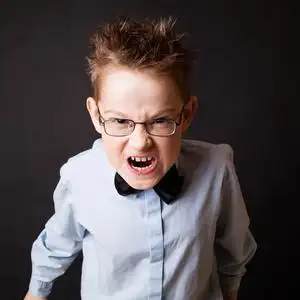 生气的小男孩图片