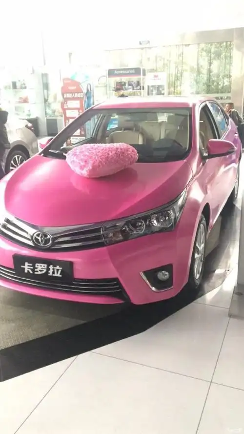 今天在4s店看到一辆粉色卡罗拉