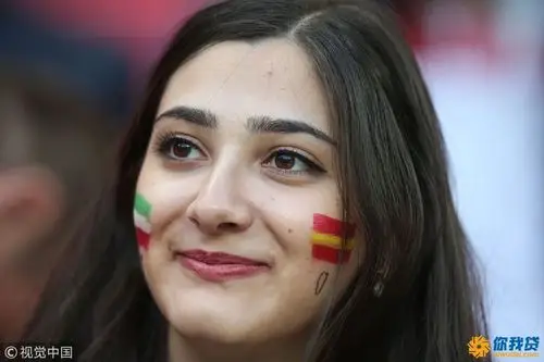 掀起头巾的伊朗女球迷