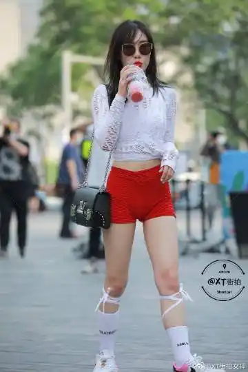 街拍紧身瑜伽短裤美女小姐姐,美丽饱满的三角太诱人了