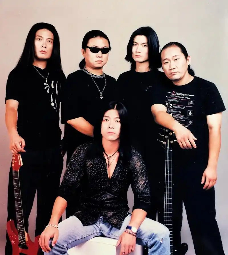 至今有36年历史的黑豹乐队,经历了10任主唱