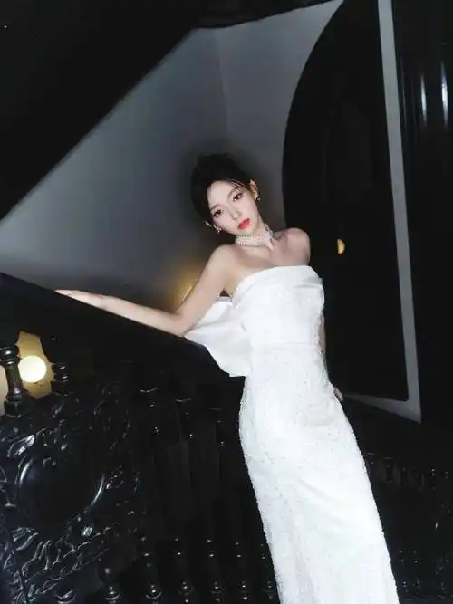 白色抹胸裙搭珍珠颈链,完美腰臀比_星星_明亮_眼睛