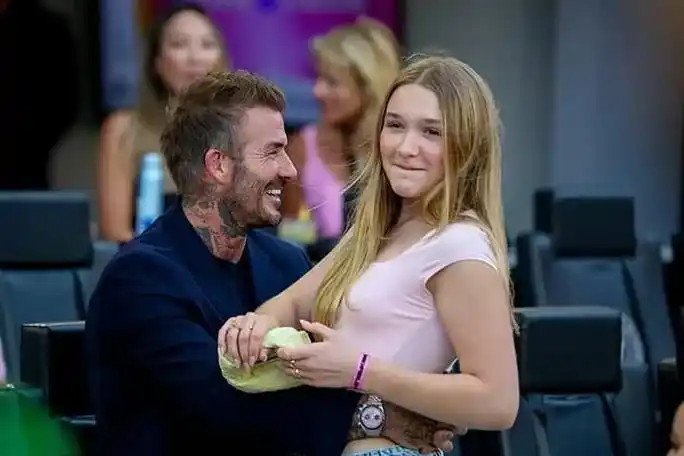 贝克汉姆陪小七过六一 12岁少女完美复刻贝嫂 越来越美