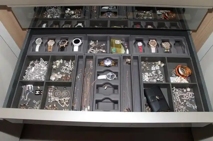 超过50亿新加坡警方破获特大洗钱案现金成捆豪车一排排