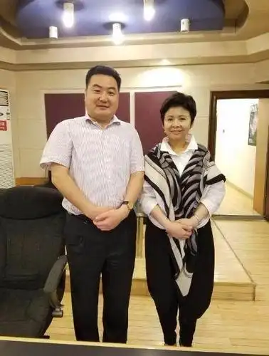 55岁董文华全家照, 复出与成龙同获奖, 儿子壮硕威武, 老公是她的后盾