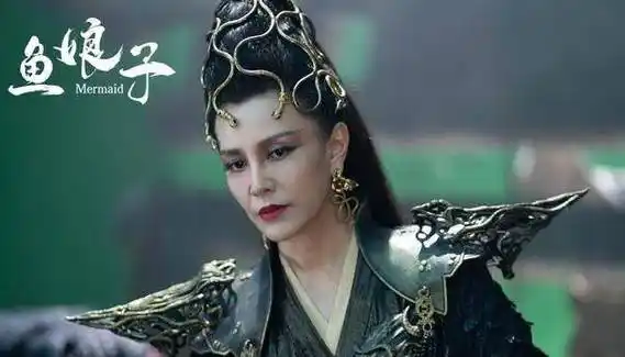 47岁的她虽然脸上已经有了岁月的痕迹,但气场还是蛮强的,穿上古装后