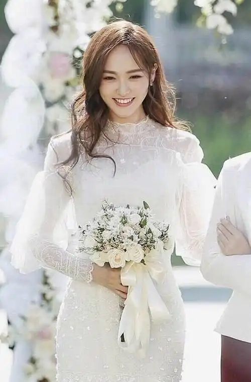 女明星婚纱照躲过唐嫣逃过娜扎越过热巴却唯独败给了她