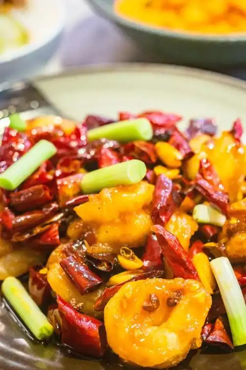 而正宗的川菜,麻辣味的菜只是很少的一部门.