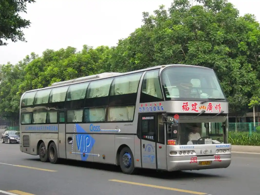 交通 #在路上 青年尼奥普兰  三轴卧铺客车   谢谢博士 - 抖音