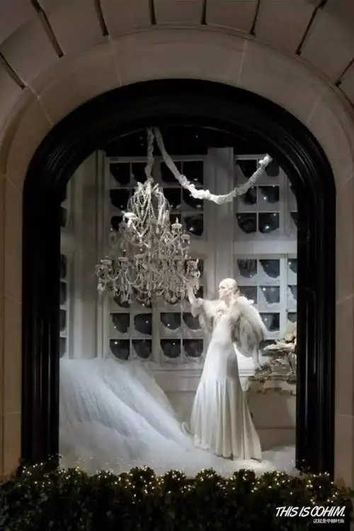 瞧!那边橱窗里的婚纱,曾经是我最美的向往,每一次经过便驻足欣赏.