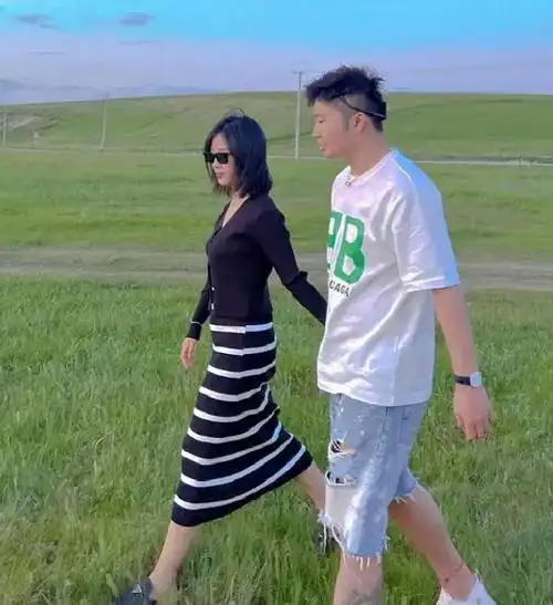 快手网红白小白妻子首次正脸出境,白小白老婆董贺照片