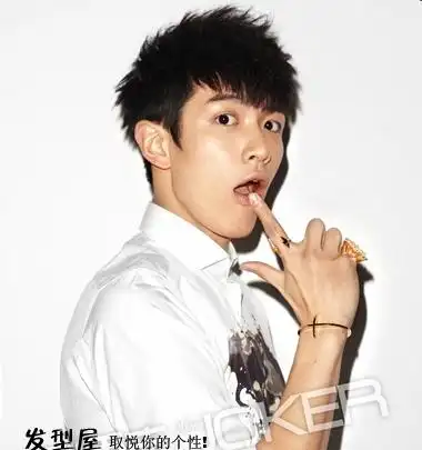 柯震东2013最新封面发型演绎萌系正太碎短发