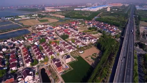 《俯瞰社会主义新农村》作者:龚红星