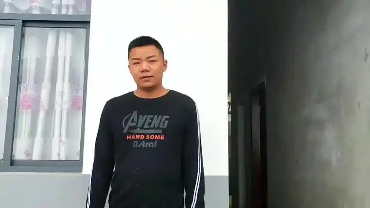 农村小伙为了保护一个男人,在家装了一个.