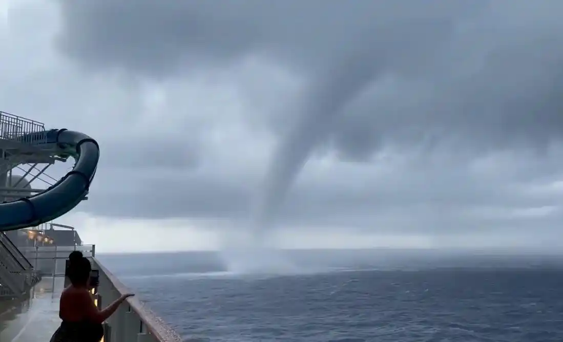 游客在轮船上拍到巨大水龙卷距离船不到16公里