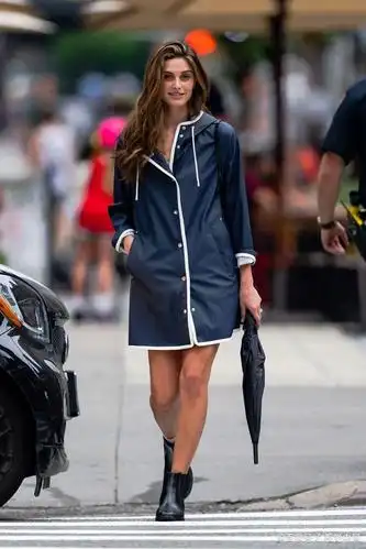 lv贝壳包简约时髦,2021年5月26日,美国纽约,演员mariah strongin街拍