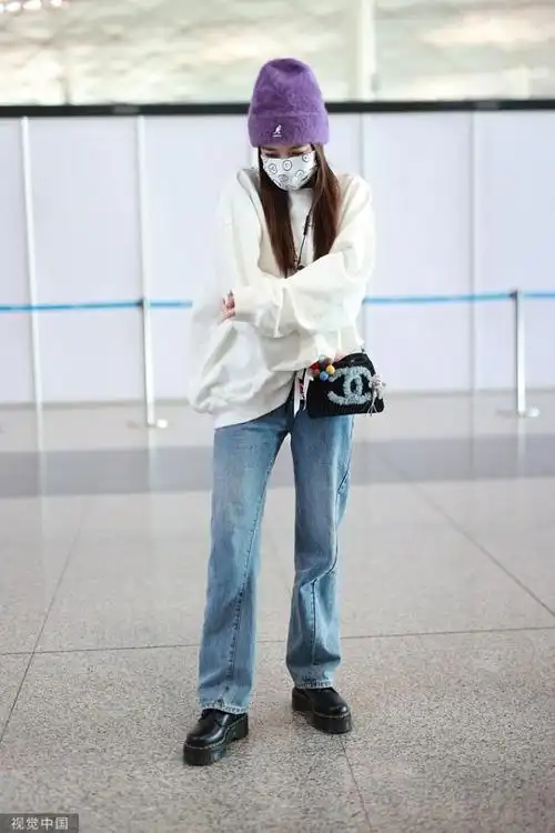 徐璐街拍:穿宽松t恤搭配牛仔裤 活力元气