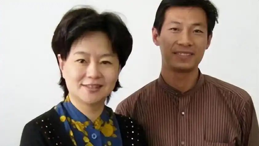 回顾央视主持人鞠萍离异后44岁带儿子再嫁有苦有甜一切都值得