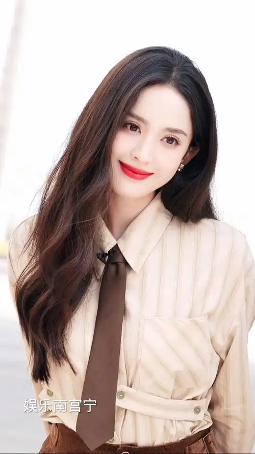 古力娜扎卷发微拂,眼神明亮深邃,简直美神降临 67