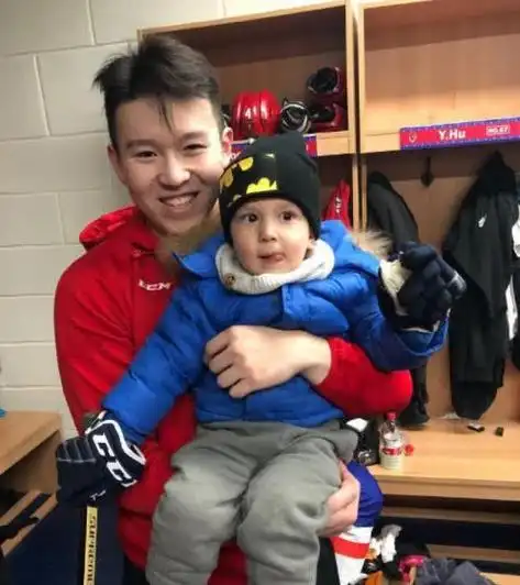 英达两个儿子近照差距大巴图颇有父亲当年风范英如镝越长越帅