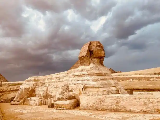 9678在这片古老的沙漠中,金字塔耸立,仿佛时间的见证者