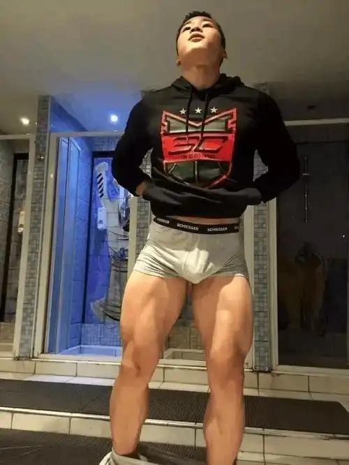 看了肌肉男的大腿照,就知道为嘛女人都想找个健身男盆友了