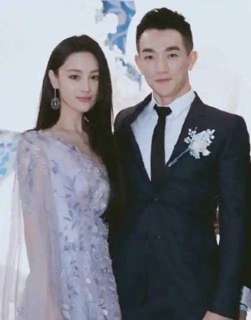 张馨予何捷亲密合影曝光两人一起去购买海鲜私下同穿一件衣服