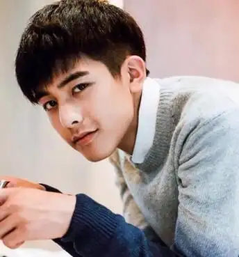 男生齐刘海锅盖头发型图片 示范男生如何扎齐刘海锅盖头(3)_男生发型