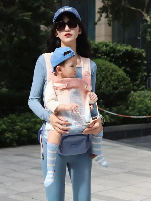 辣妈出街带娃的轻松感拿捏了